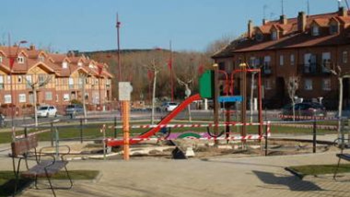 Así están las obras en el firme de los juegos del Parque de las Regueras en San Andrés.