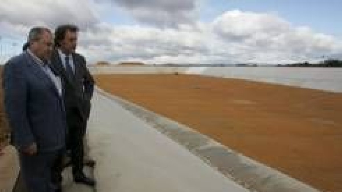 Cipriano Elías Martínez y García-Prieto observan la llegada de las primeras basuras al vaso del CTR