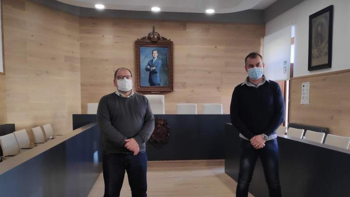 Javier Carrera y Juan José Blanco ayer durante la rueda de prensa. A. RODRÍGUEZ