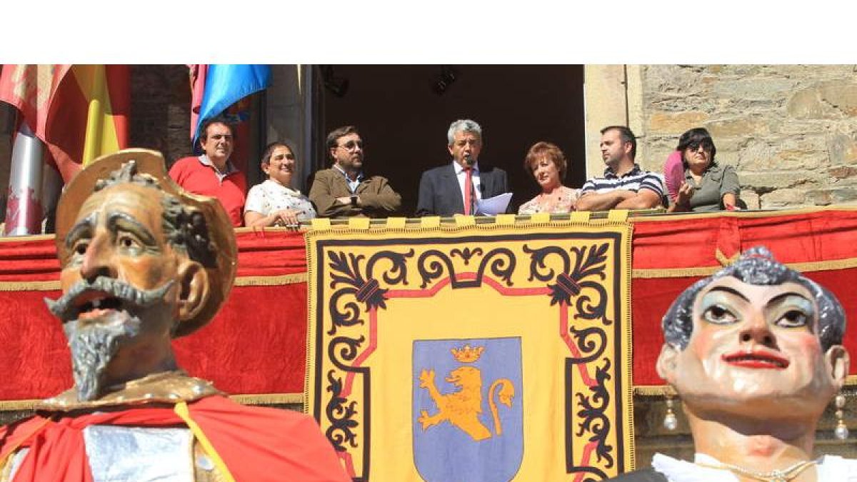 El presidente de Paradores de España pronuncia su pregón junto a la alcaldesa y corporación.