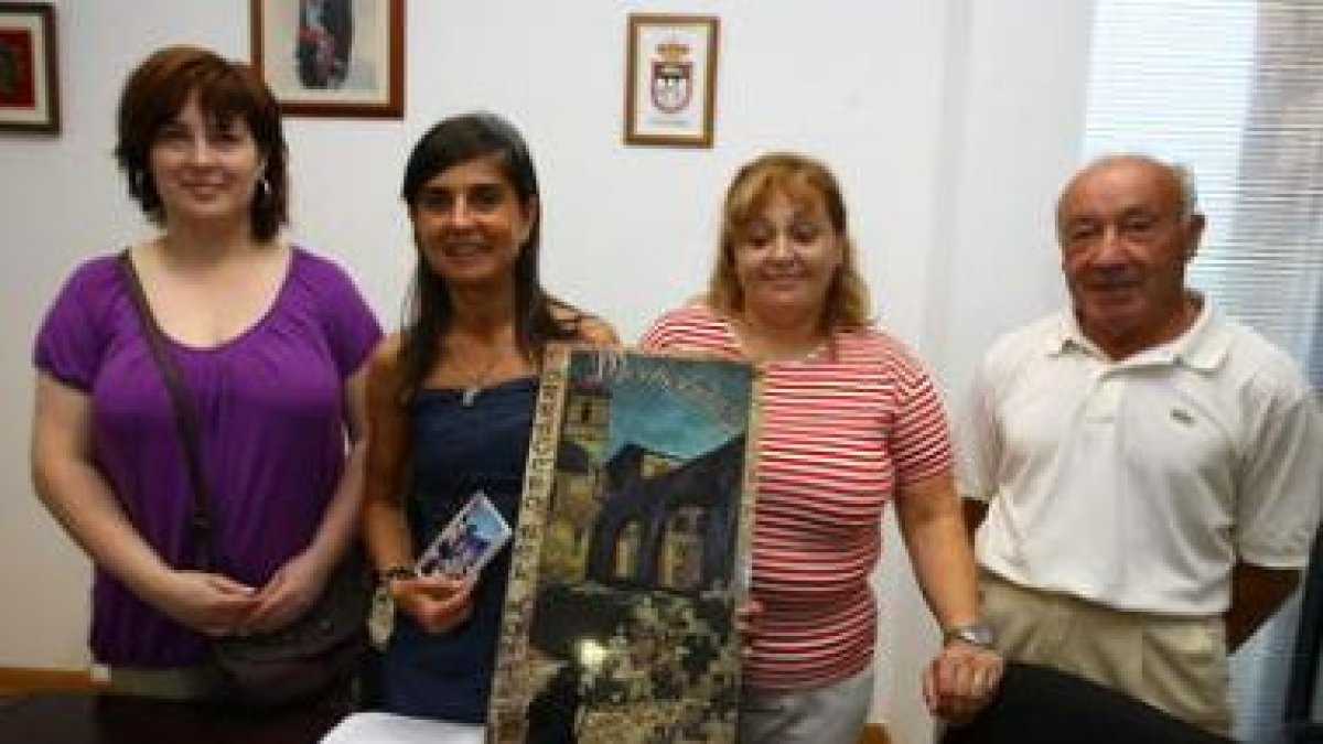 La edil de Cultura, con miembros de la organización, en la presentación de los actos.