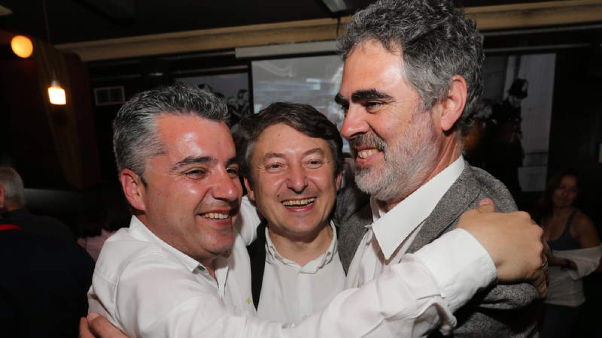Macías, Folgueral y Álvarez, celebrando los resultados.