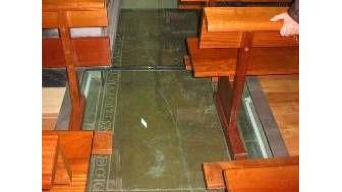Una de las tumbas que quedan visibles bajo cristales