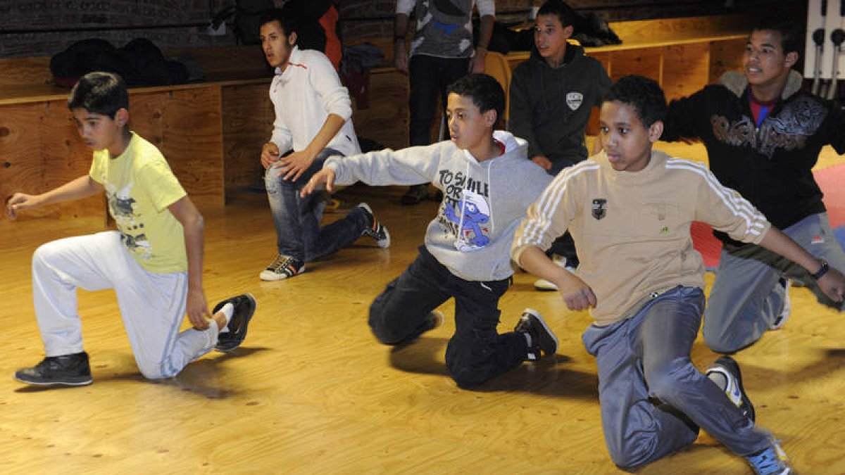 Los chicos siguen atentos las instrucciones de Onasis Peralte para adiestrarse en el arte del ‘breakdance’ en Espacio Vías.