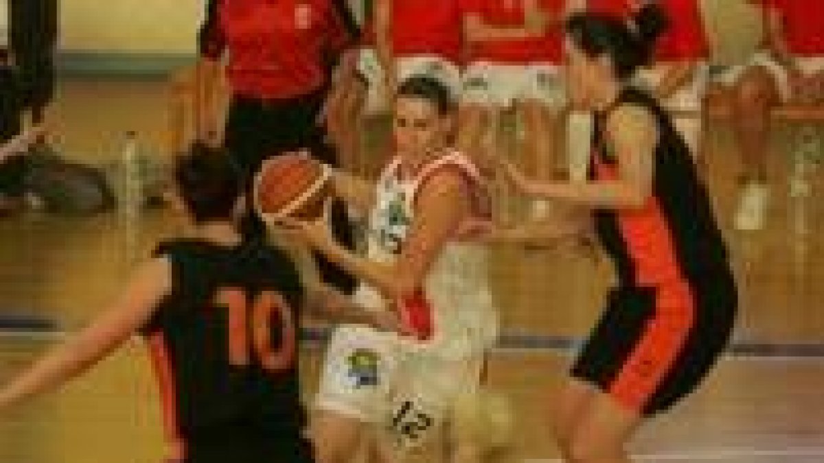 Alicia Arias intenta una penetración durante el choque celebrado en Bembibre ante el CB Badajoz