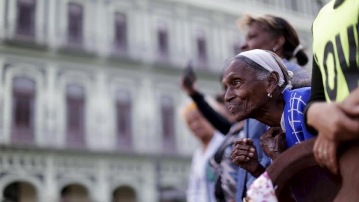 Una mujer espera la llegada del presidente Obama, al Gran Teatro de la Habana Alicia Alonso.