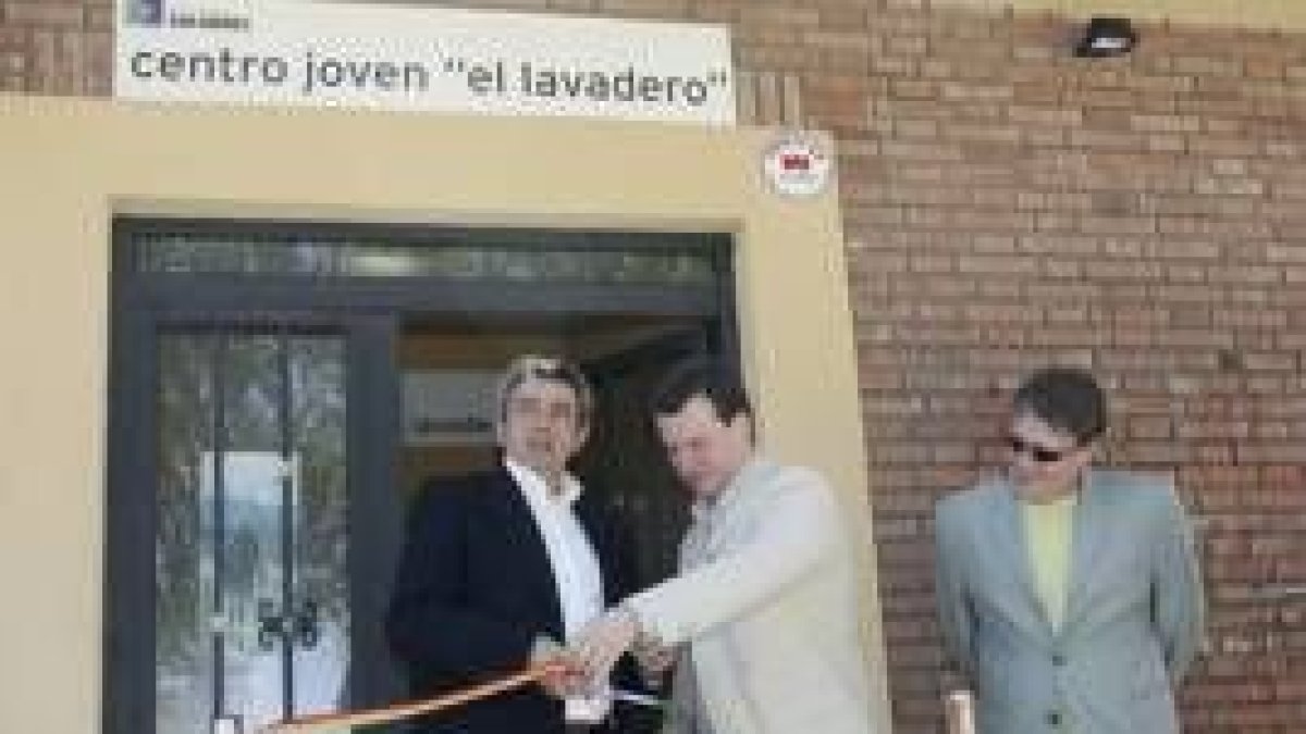 Hasta la inauguración deL nuevo área, los jóvenes podrán asistir al centro «El Lavadero» de Trobajo