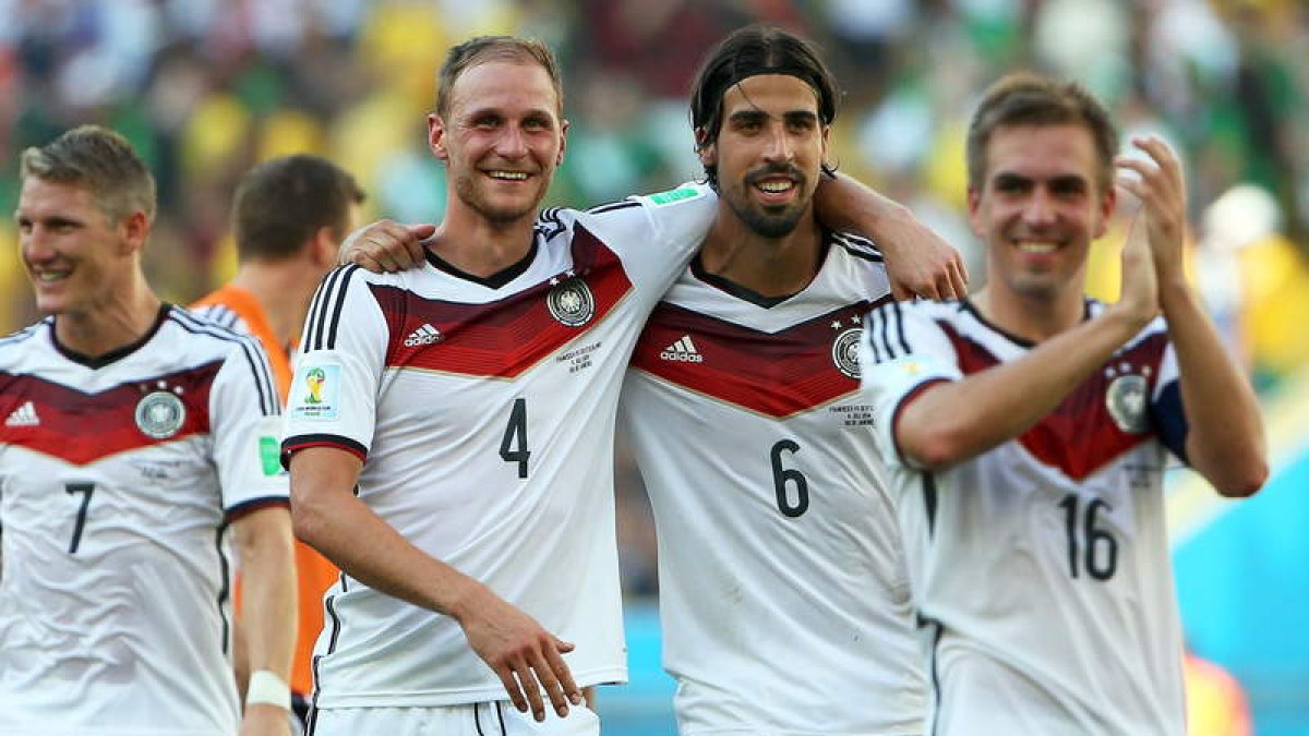 Los jugadores alemanes, en el centro Howedes y Sami Khedira celebran el pase de su selección a las semifinales.