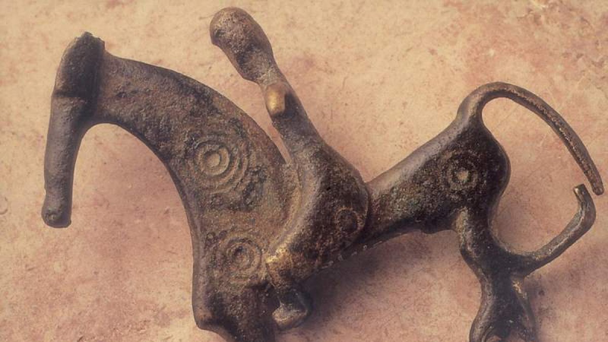 Imagen de la fíbula del Museo de León.