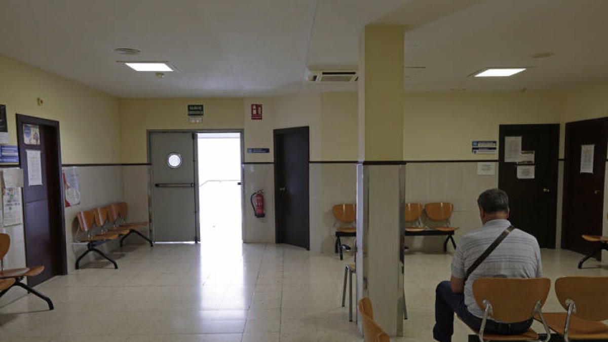 Interior del edificio de José Aguado, donde se ubicaba el centro de salud trasladado a El Ejido. FERNANDO OTERO