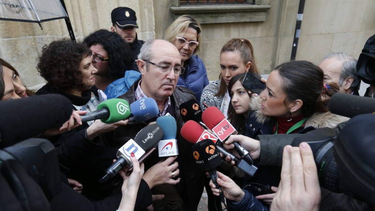 Mielgo, asediado por los medios al salir de declarar.