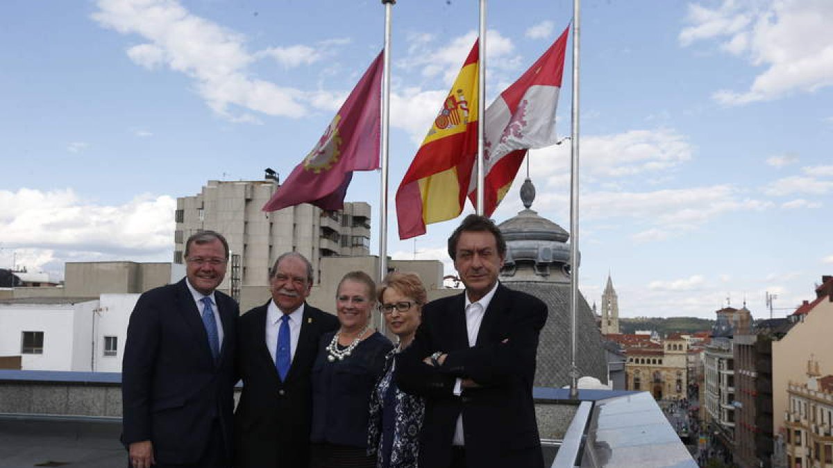 Silván, con Pedro José Díez y su esposa, María Jesús Soto y Javier García Prieto, en el Ayuntamiento. JESÚS