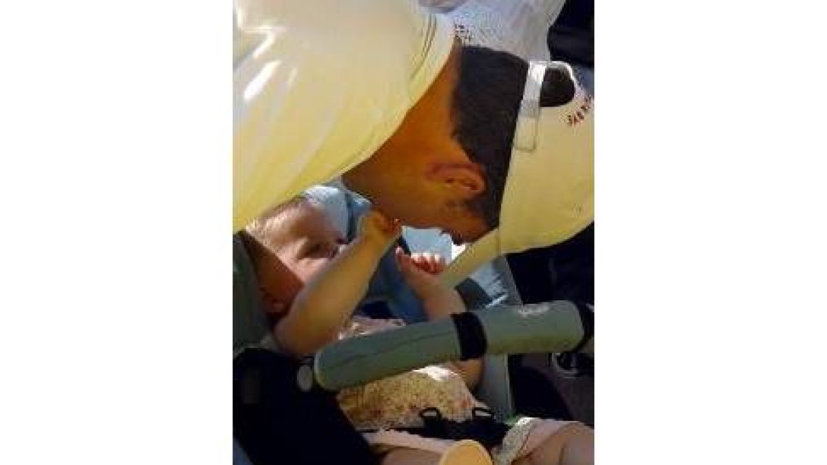 El príncipe Felipe juega con su hija
