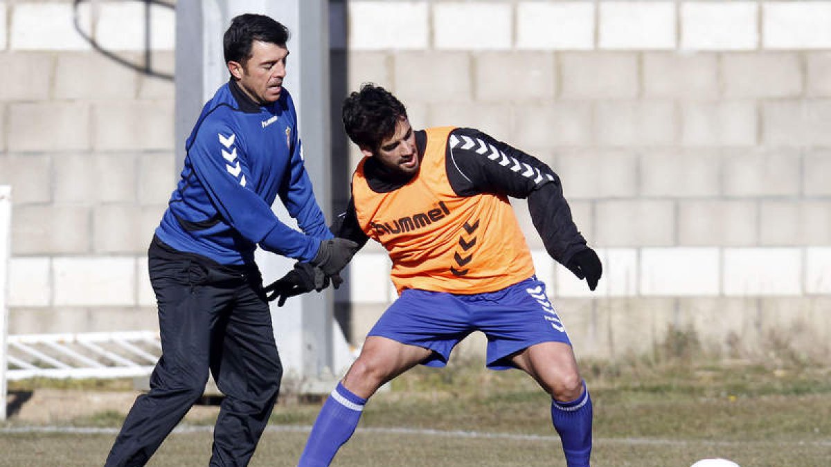 Luis Cembranos lucha por el balón con Rico en un entrenamiento de la Cultural.