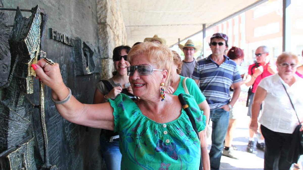 El ritos de tocarle las narices al santo, a San Froilán, fue constante en el santuario.