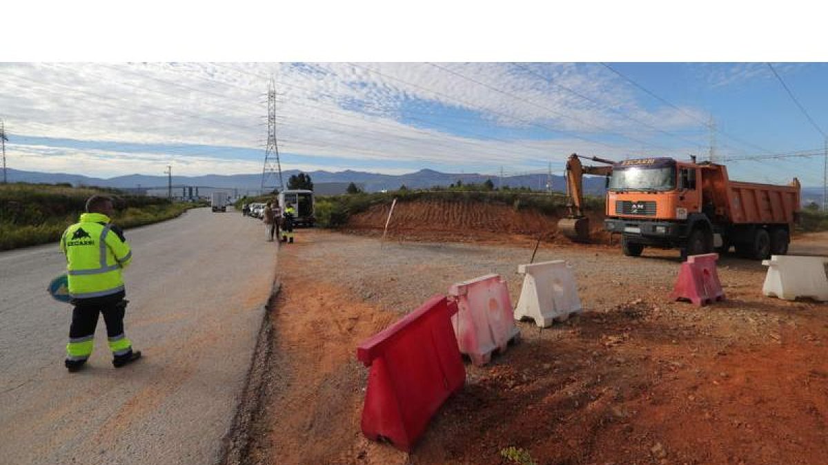 La maquinaria, ayer realizando las primeras labores del nuevo vial. L. DE LA MATA