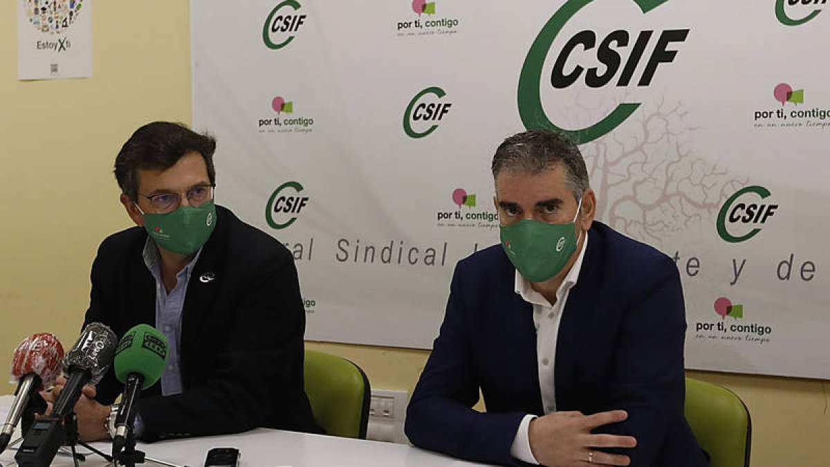Hipólito Riesco y Benjamín Castro, en la sede de CSIF. MARCIANO PÉREZ