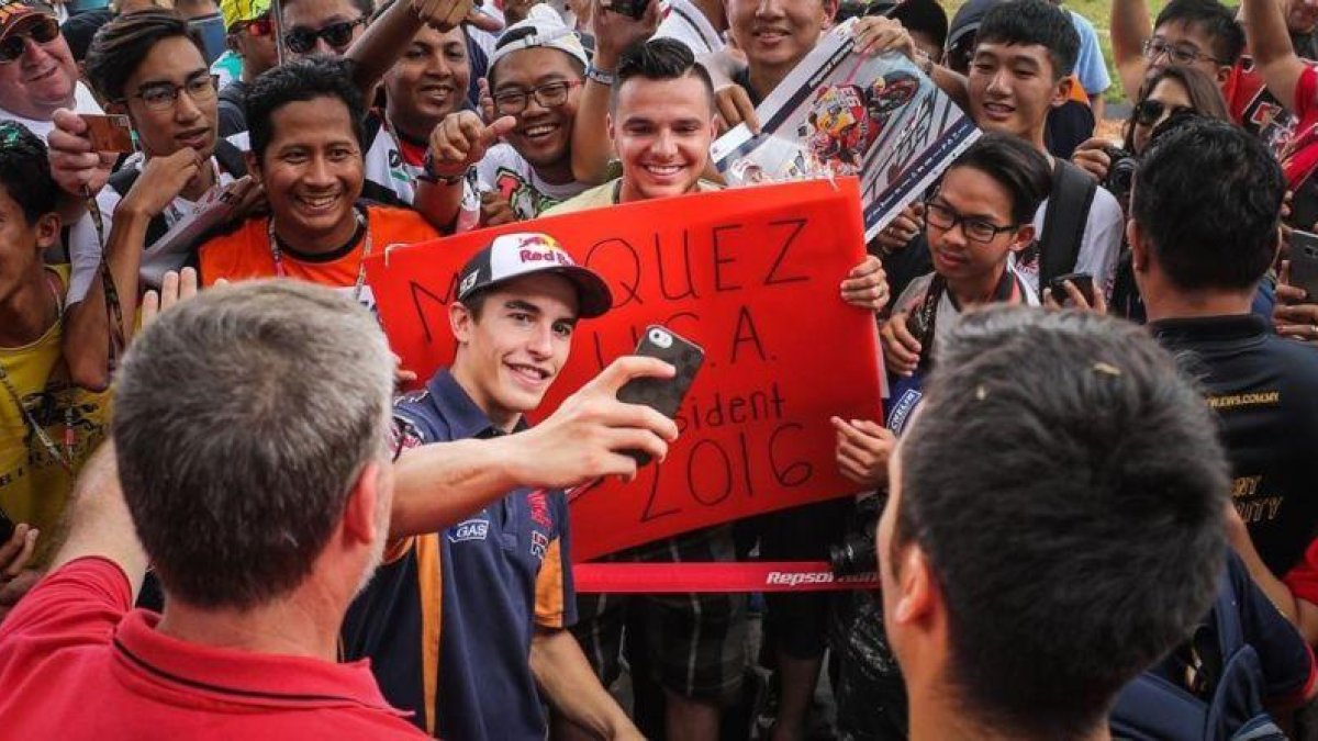 Marc Márquez (Honda) atiende a sus fans, en Sepang, tras el GP de Malasia.