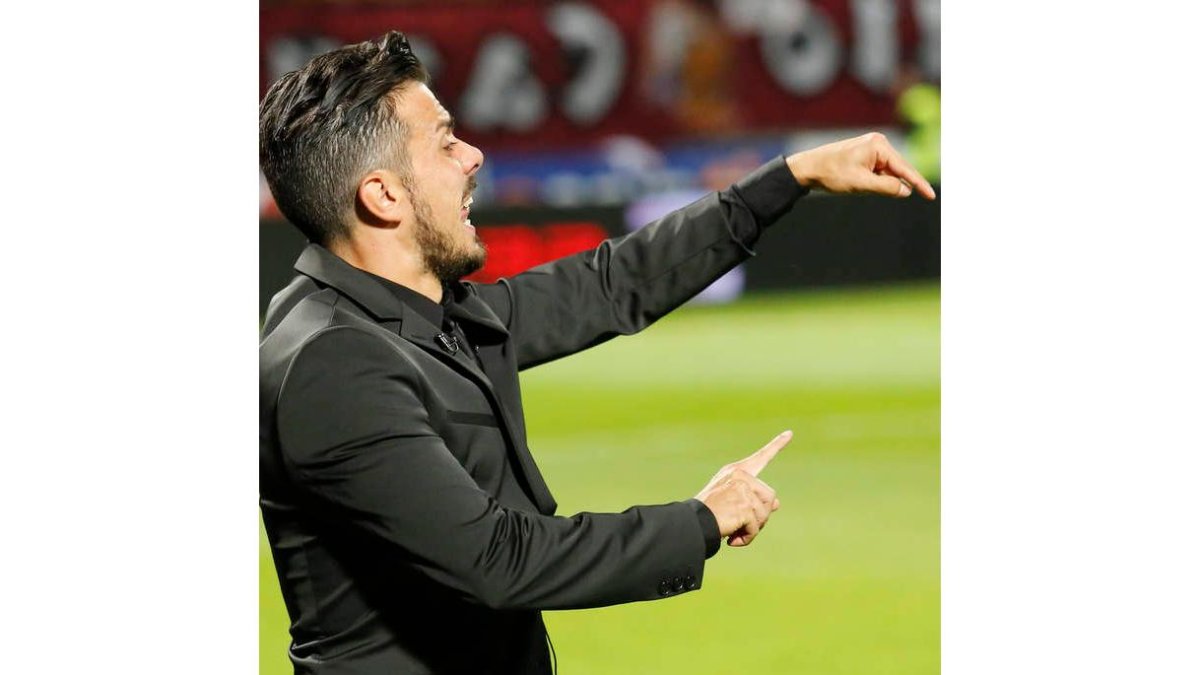 Rubén de la Barrera no cesó de dar instrucciones a sus jugadores durante todo el partido frente al Barcelona B. MARCIANO PÉREZ