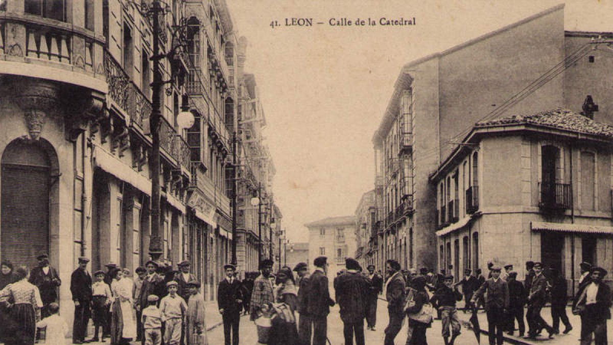 Arriba a la izquierda, calle de la Catedral, actual calle Ancha, en una foto de Germán Gracia de 1905. A la derecha, escena popular frente a San Marcos en una foto coloreada de 1900. Y debajo, el Puente de los Leones visto por Winocio Testera, entre 1900