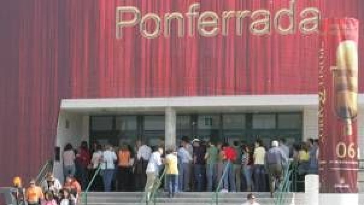 La expectación por adquirir entradas para la gala quedó ayer patente en la apertura de las taquillas