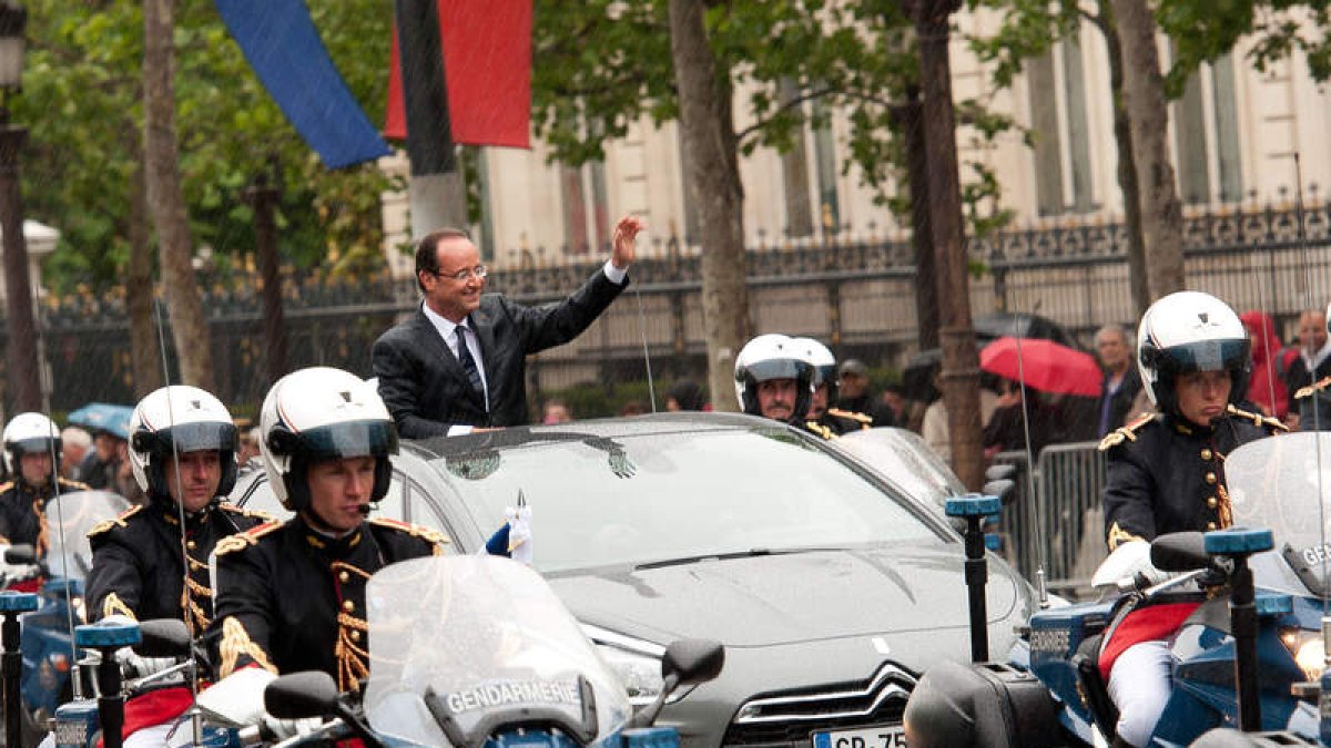 El nuevo presidente francés, François Hollande, a bordo del Citroën DS5 Híbrido.