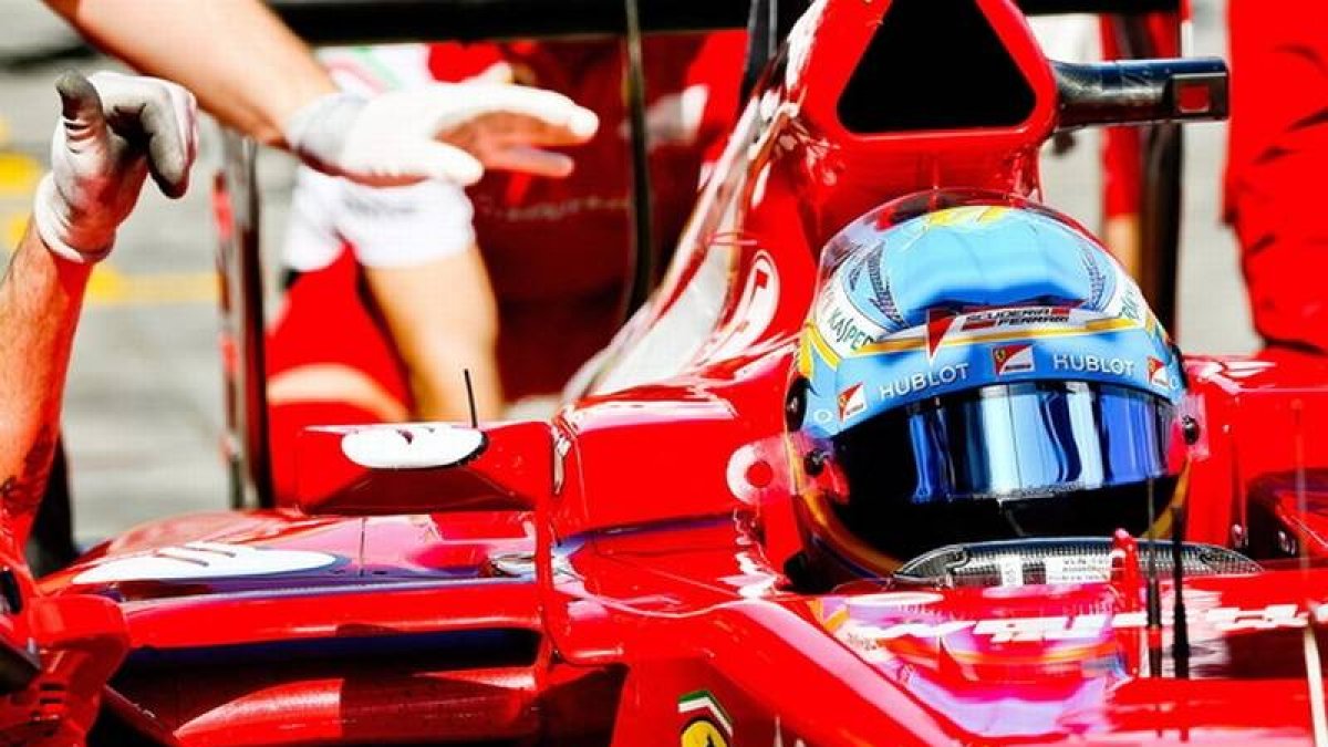 Fernando Alonso durante la tercera sesión de entrenamientos en el circuito de Albert Park de Australia.