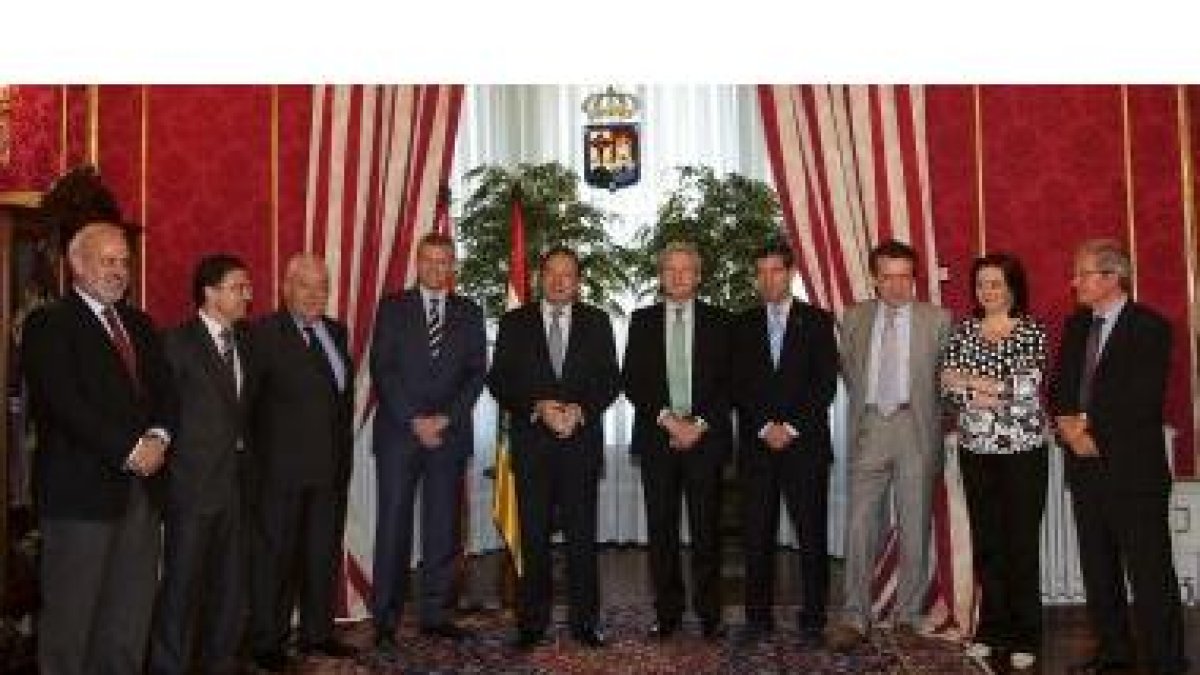 El presidente de La Rioja, Pedro Sanz, acompañado por distintos presidentes de comunidades autónomas