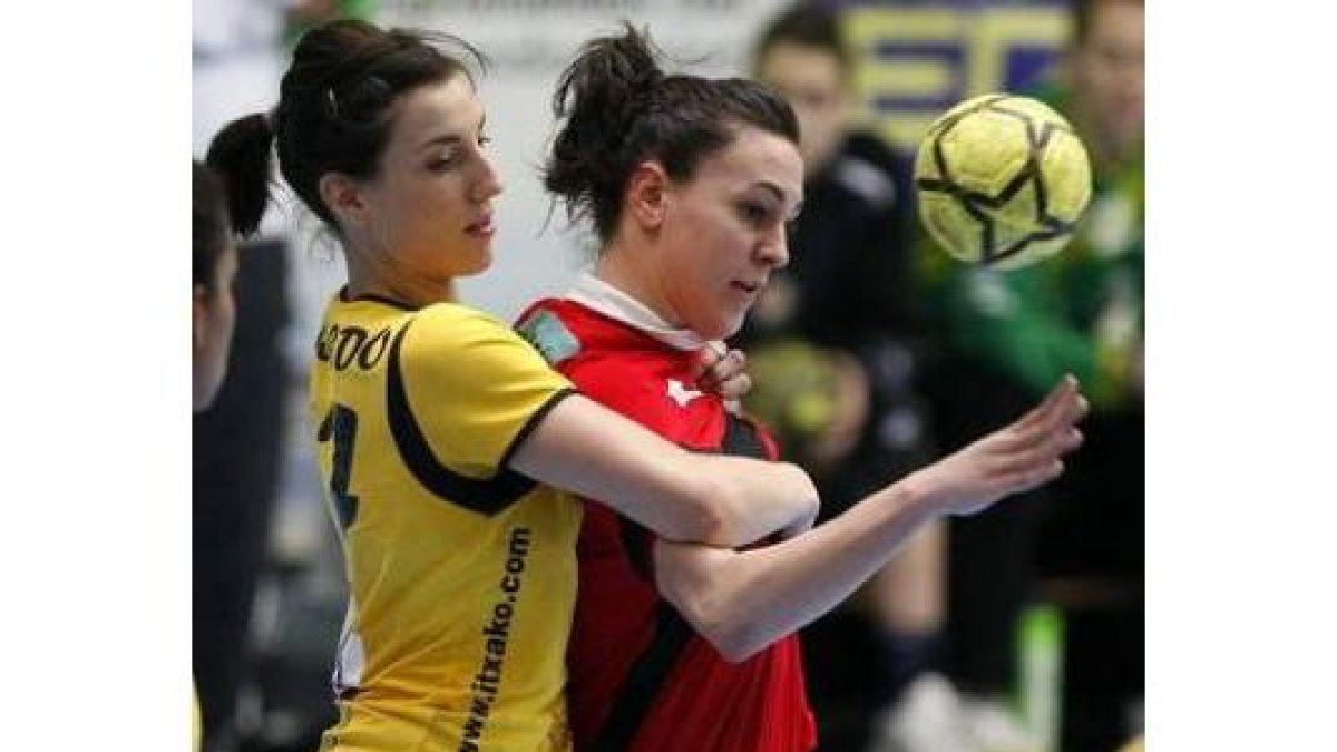 La pivote leonesa Patricia sufre ayer la férrea defensa de las jugadoras navarras