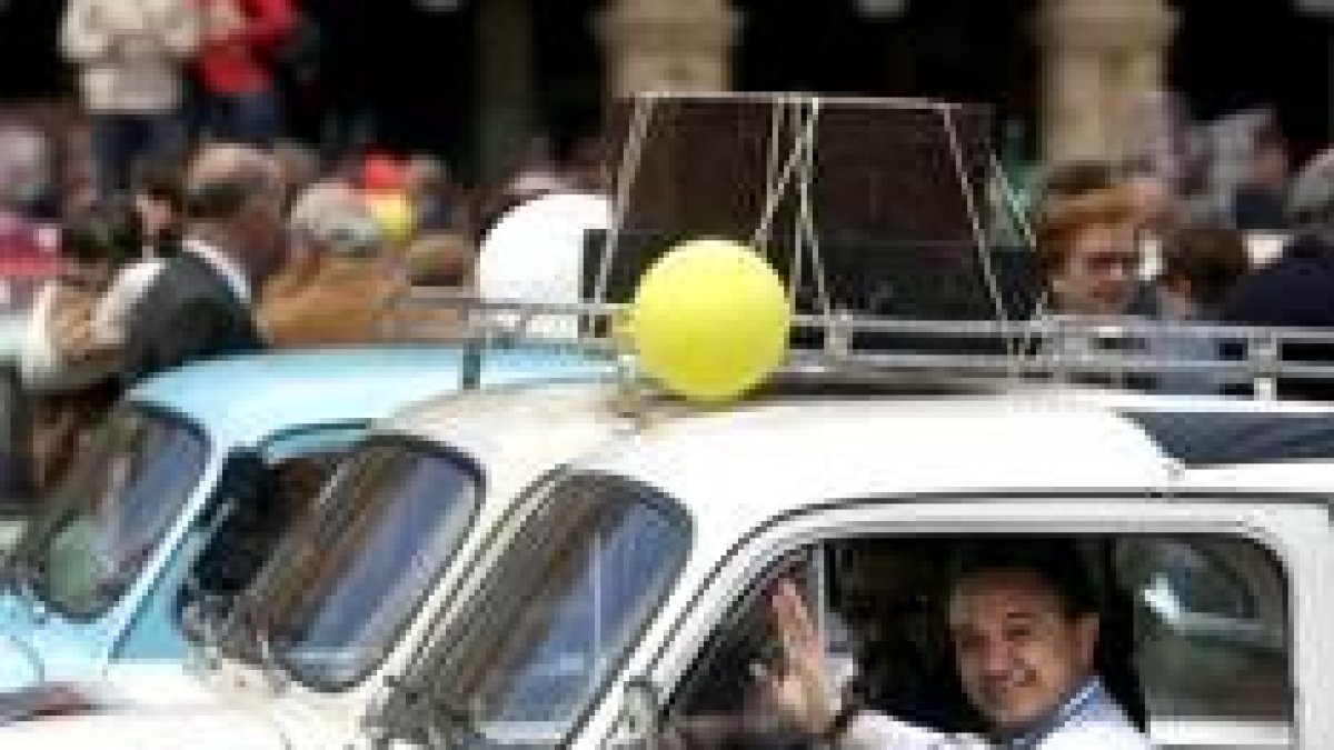 Uno de los participantes saluda a su paso por la ciudad