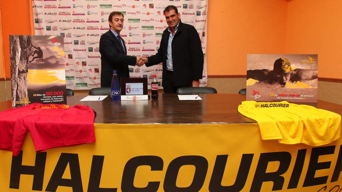 Joaquín Rodríguez (d) estrecha la mano de César Pérez tras rubricarse el acuerdo de patrocinio.