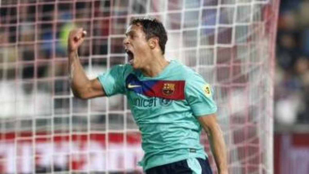Adriano celebra el gol marcado ante el Almería, el primero del Barcelona.