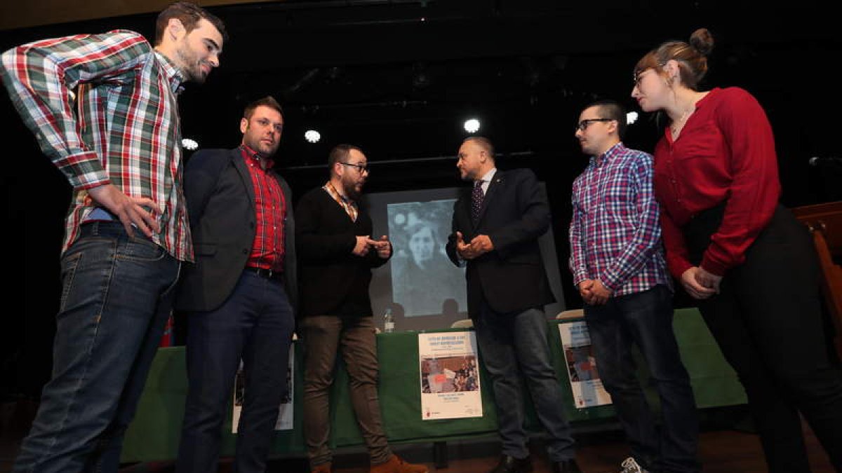 Álvarez, Alonso, Rodríguez, Courel, García y Martínez Panizo, ayer en la sala Río Selmo. ANA F. BARREDO