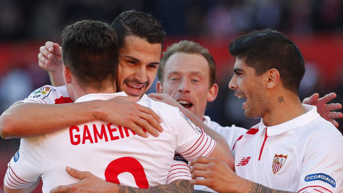 Gameiro celebra con Vitolo, Krohn-Dehli y Banega el triunfo.
