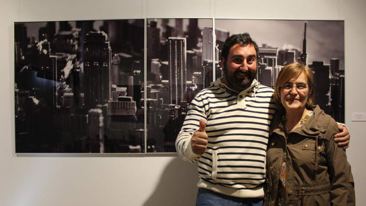 El peculiar artista Sebastián Román y la directora del Museo, Elvira Casado, delante de la ciudad de tecnología.