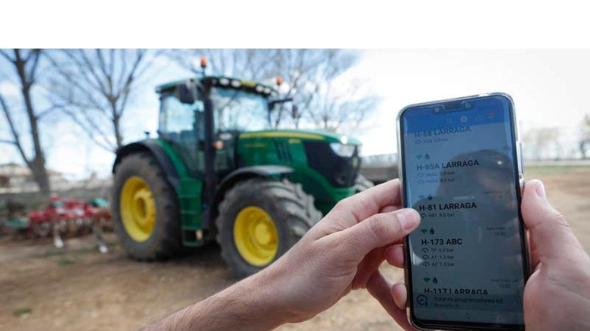 La modernización ha llegado a los regantes del Canal del Páramo, que pueden controlar el riego desde su teléfono móvil o si falló alguna válvula. DL
