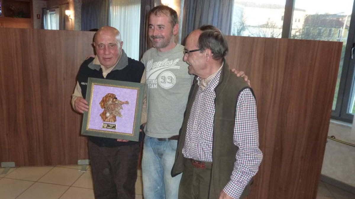 Miguel Fierro entrega el primer premio al burgalés Ricardo Ortiz.