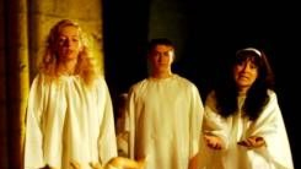 Tres ángeles se acercan al niño Jesús y le adelantan el modo en que, 33 años después, morirá