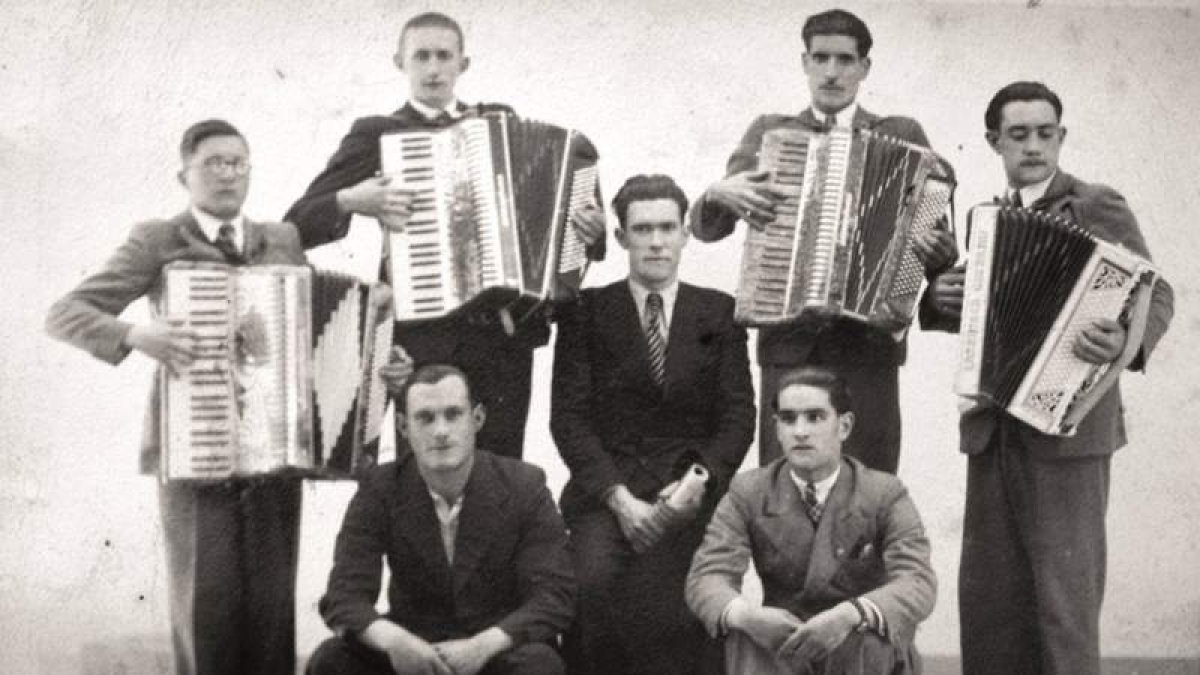 Pergentino al acordeón, y Rosario a la pandereta, en Truébano.