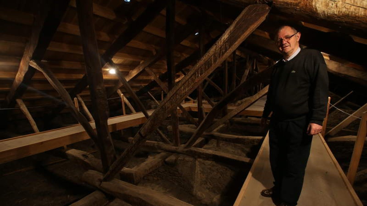 El rector de la basílica de la Encina, Antolín de Cela, mostraba ayer la pasarela que permitirá visitar el espacio entre la boveda y el bajocubierta.