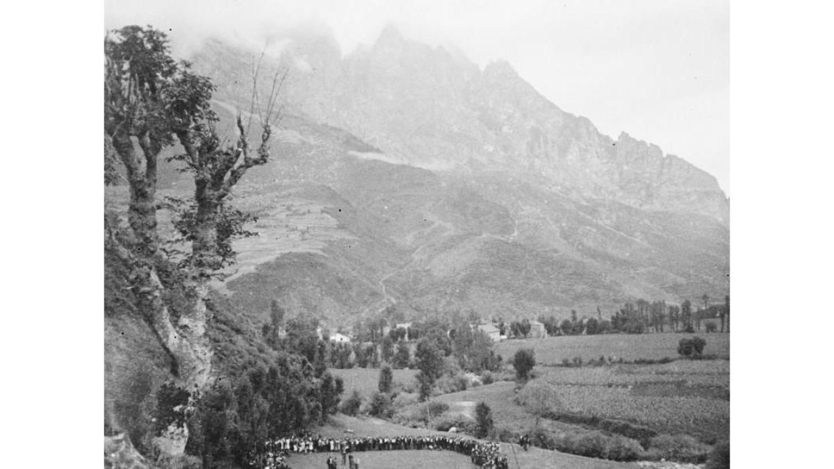 Corro de lucha leonesa en Valdeón en el año 1939, una de las fotografías tomadas en el valle por Albert Oliveras i Folch. ARCHIVO FOTOGRÁFICO DEL CENTRE EXCURSIONISTA DE CATALUNYA