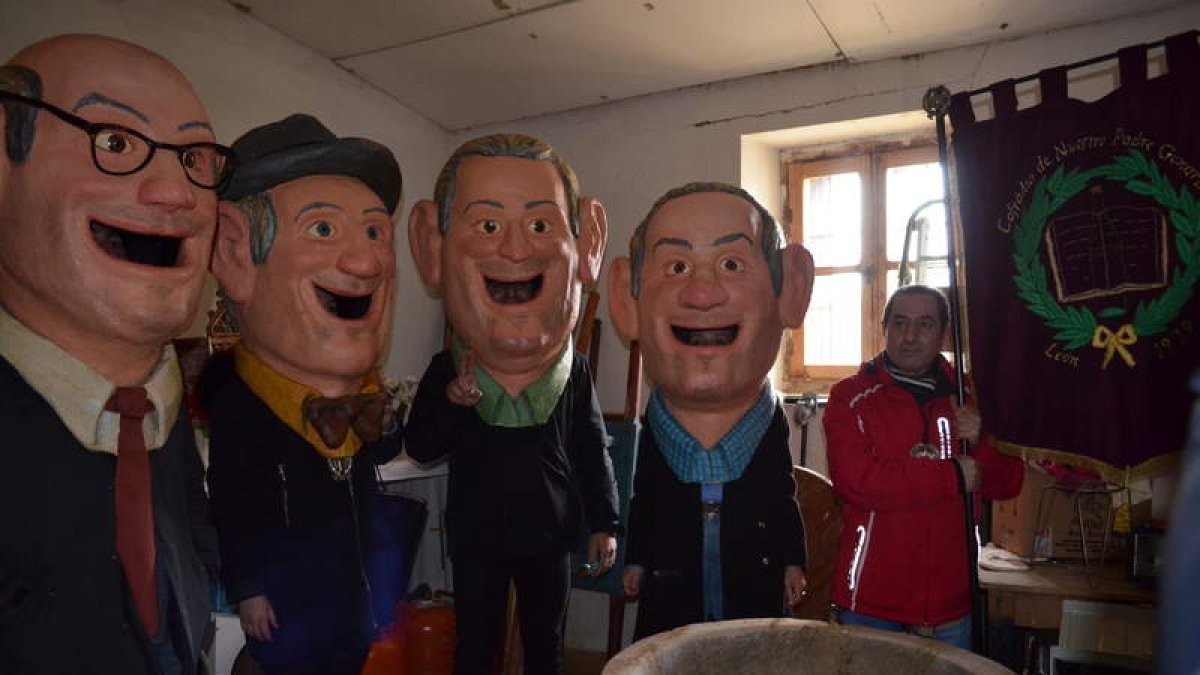 Los ‘apóstoles’ de la Cofradía de Nuestro Padre Genarín visitaron la pila donde fue bautizado. MEDINA