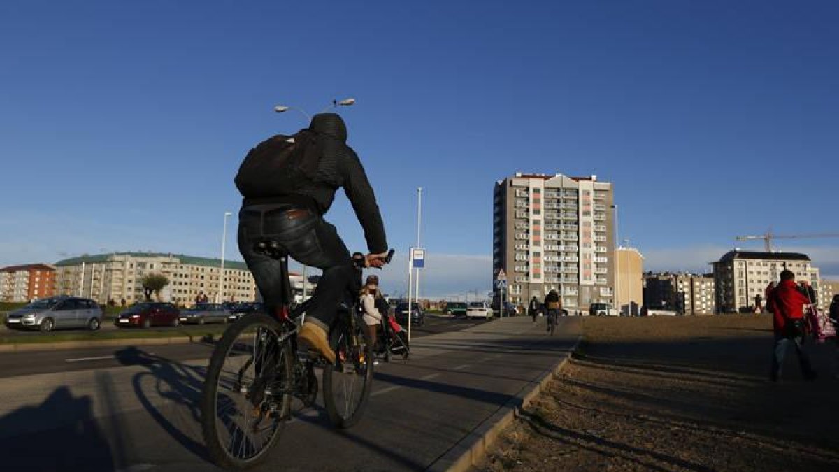Un ciclista circula por el carril bici de la Univesidad.