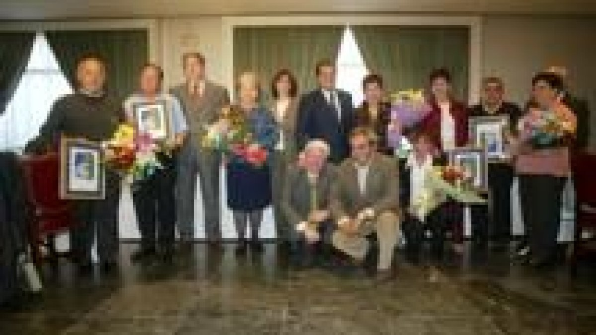 Foto de familia con los trabajadores homenajeados, las autoridades y los responsables de Tecmed