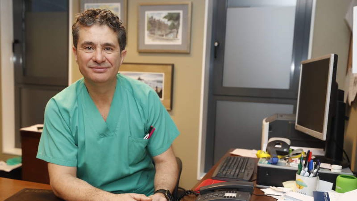 Alfonso Fernández Corona es el jefe del servicio de Ginecología y Obstetricia del Caule y presidente de la Sociedad Ginecológica de Castilla y León.