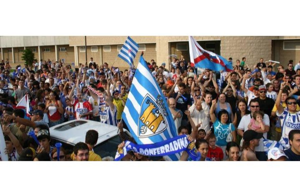 La afición de la Ponferradina ya puede presumir de sus primeros cien años de vida y lo celebra este martes con una gran fiesta. L. DE LA MATA