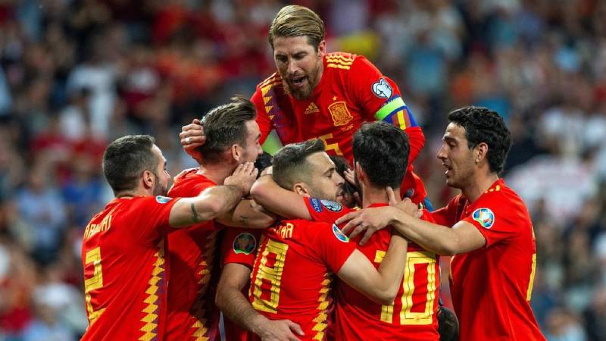 Los jugadores españoles celebraron el triunfo sobre Suecia que les acerca a la Eurocopa. RODRIGO JIMÉNEZ