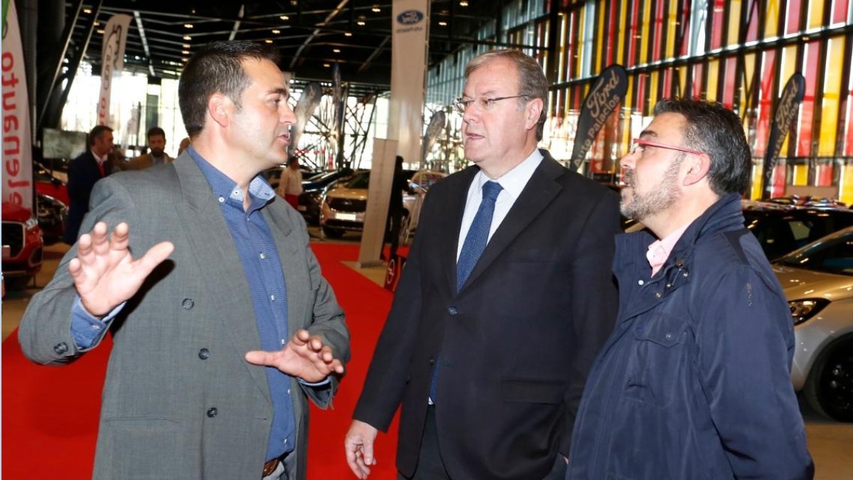 El alcalde de León, Antonio Silván, inaugura el III Salón del Automóvil de Ocasión que se celebra del 2 al 4 de noviembre