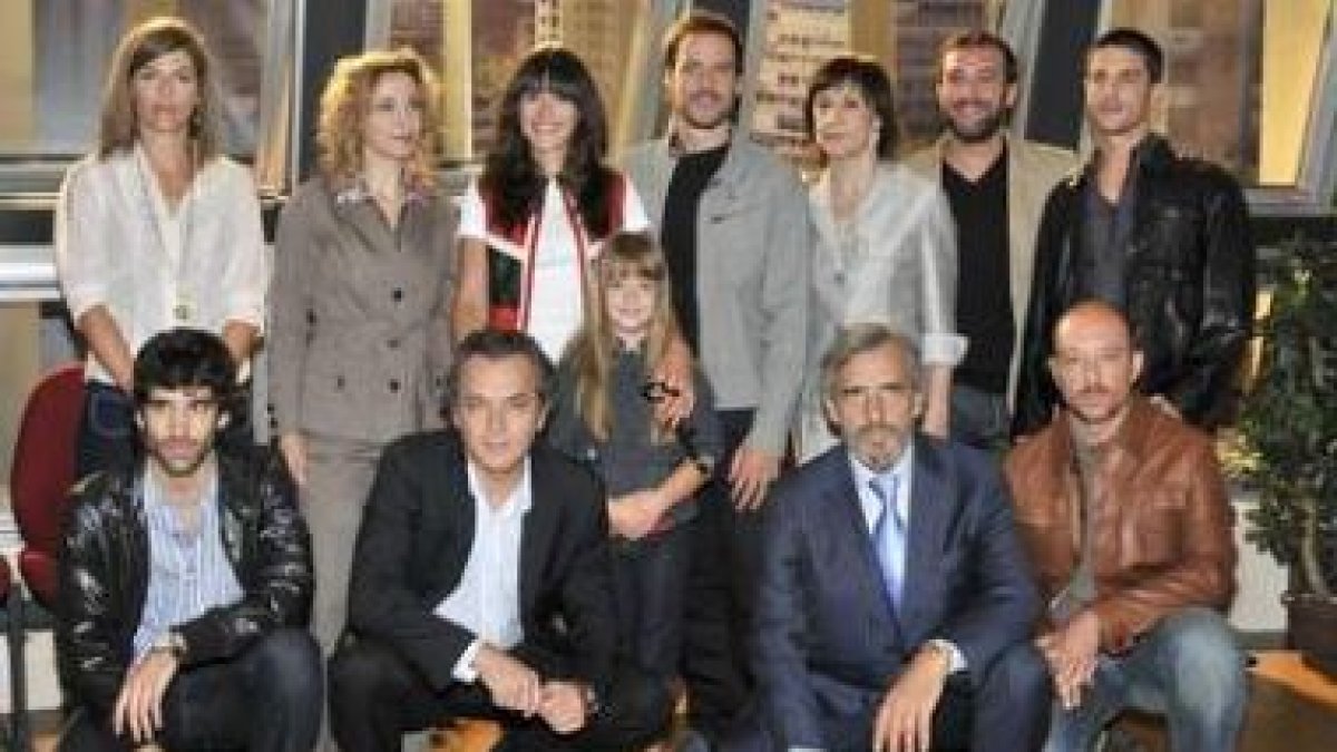 Foto familia de los protagonistas de la serie «Acusados».
