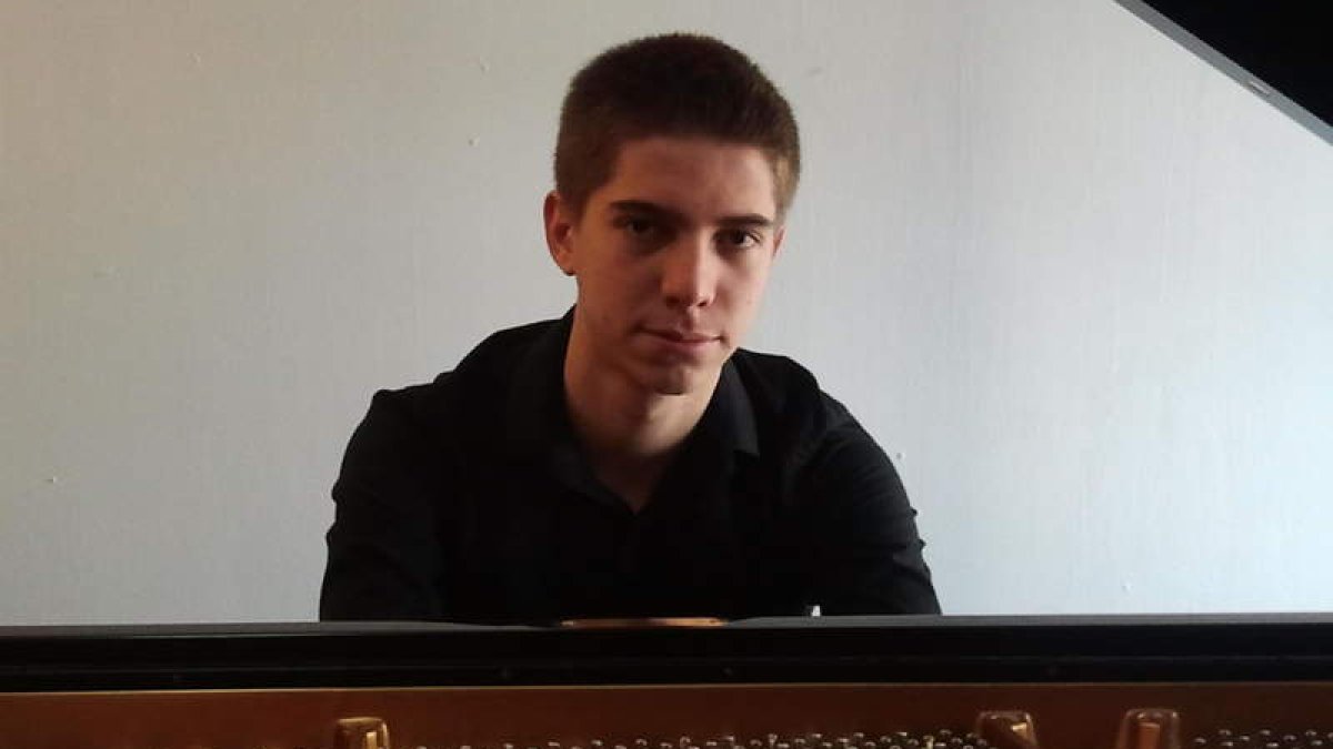 El pianista madrileño Carlos Marín ofrece un concierto el miércoles 6 en el Conservatorio. DL